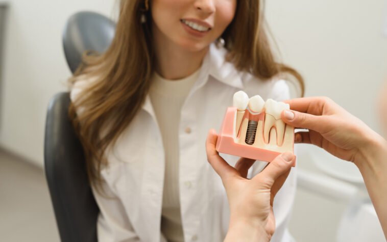 Miért az implantátum a legjobb választás a fogak pótlására? A fogorvos válaszol