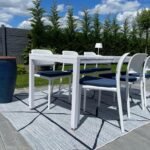 A kültéri kényelem kulcsa: műanyag székek a kertben