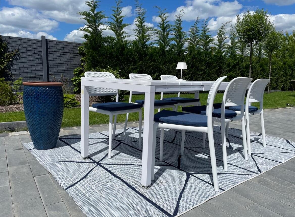 A kültéri kényelem kulcsa: műanyag székek a kertben