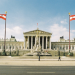 Nyilvános defibrillátor mentette meg egy férfi életét az osztrák parlament épületében