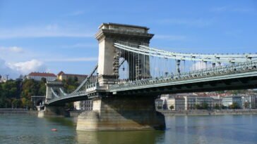 A Parkinson-kórral élő betegekért szerveznek közösségi sétát a lezárt Lánchídon április 11-én, a Parkinson-betegek világnapján.