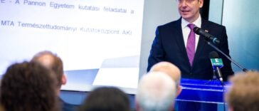 Az EGIS Gyógyszergyár Zrt. GINOP-pályázaton nyert támogatással fejleszt a jövőben galenikus készítményeket, melyek előállítására innovatív gyártóüzem épül a vállalat körmendi telephelyén. Erről tartott sajtótájékoztatót Hodász István vezérigazgató és Rákossy Balázs európai uniós források felhasználásáért felelős államtitkár.