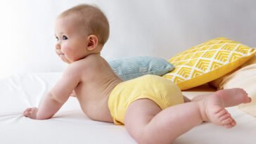 Mosható pelenka, mely már egy luxus fehérnemű anyagát idézi