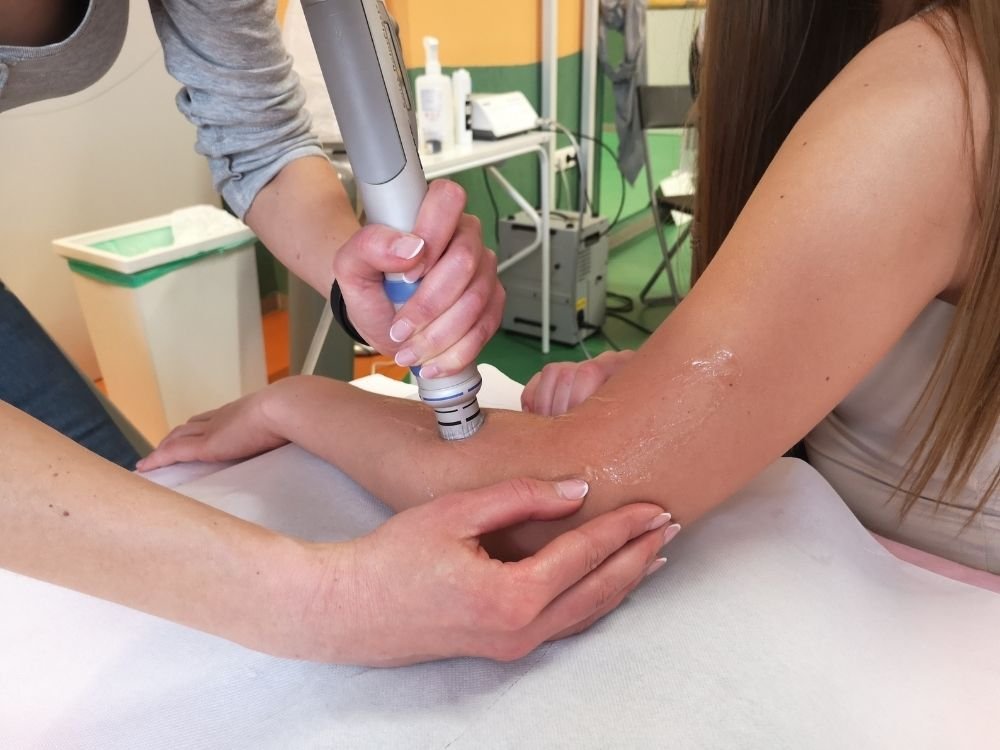 A konyoktaji ingyulladas eseten az izmokat is atmasszirozzuk a lokeshullam fejjel