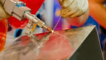 Kézi lézerhegesztő gépek, hegesztőasztal szerszámok és kiegészítők