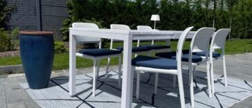 A kültéri kényelem kulcsa: műanyag székek a kertben