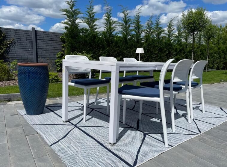 A kültéri kényelem kulcsa: műanyag székek a kertben